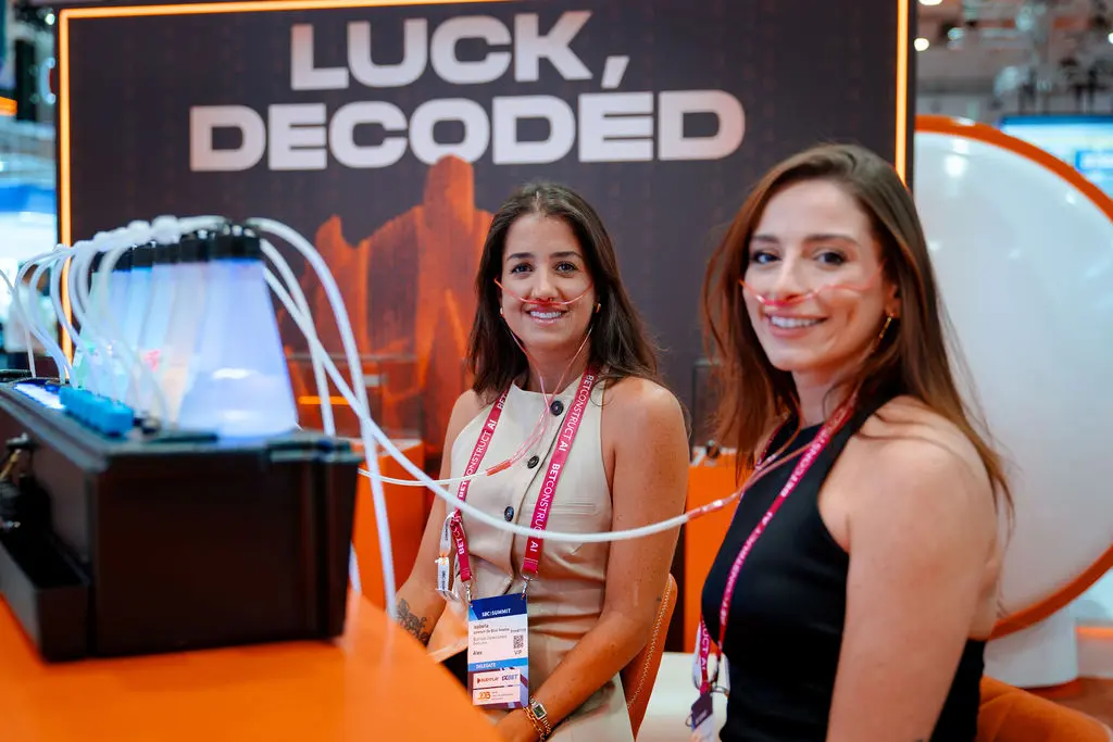 Two attendees try Alea’s oxygen bar at SBC Summit Lisbon 2026.